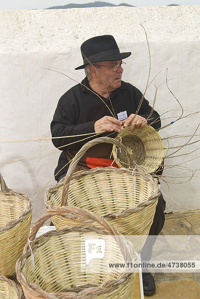Mann flicht Körbe  jährlicher Jahrmarkt für traditionelles Handwerk  Santa Eulalia  Ibiza  Spanien  Europa