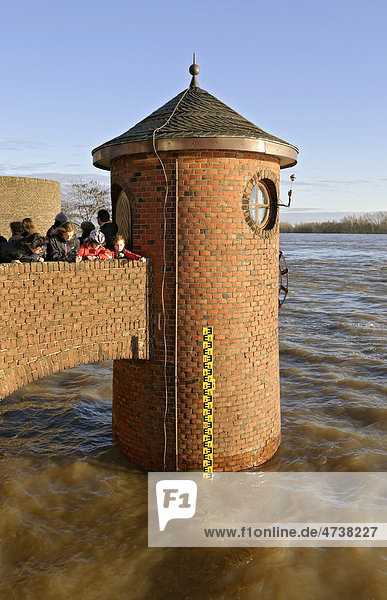 Hochwasser an der Pegeluhr  Rheinpromenade in Rees  Niederrhein  Nordrhein-Westfalen  Deutschland  Europa