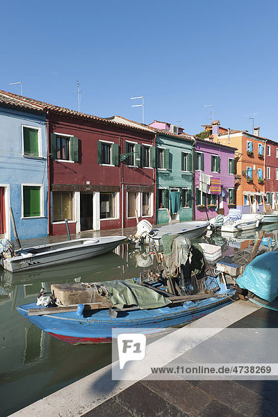Bunte Häuser  Boote  Insel Burano  Venedig  Italien  Südeuropa