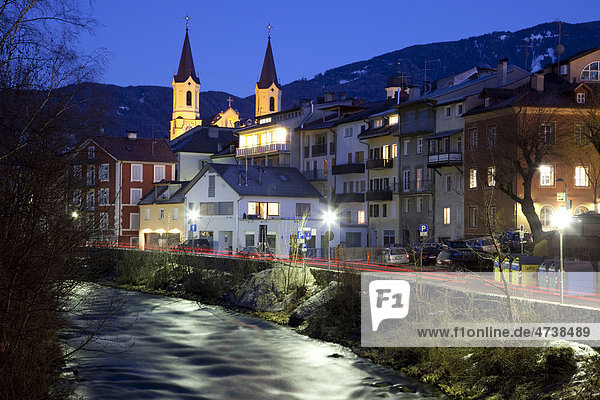 Stadtansicht am Fluss Rienz  Nachtaufnahme  Bruneck  Pustertal  Südtirol  Italien  Europa