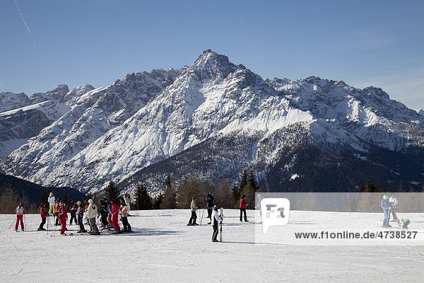 Skischule  Sammelplatz 2060m  Helm  Naturpark Sextener Dolomiten  Vierschach  Sextental  Südtirol  Italien  Europa