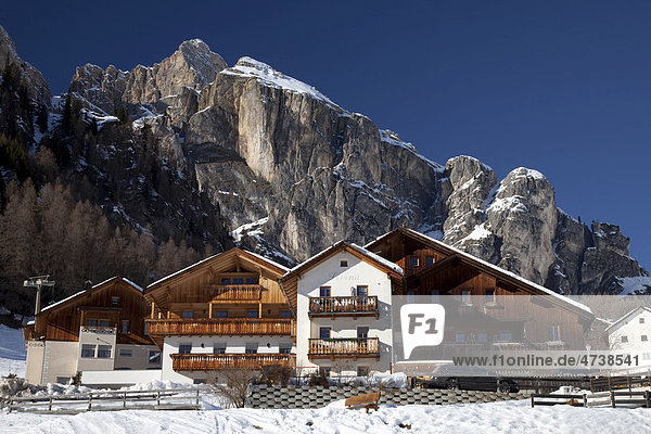 Häuser vor Sellagruppe  Kolfuschg  Colfosco  Gadertal  Badia Abtei  Dolomiten  Südtirol  Italien  Europa