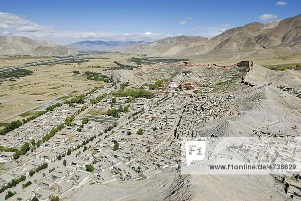 Blick vom Dzong auf die Altstadt und die Klosteranlage Pälkhor  Pelkhor Chöde  Gyantse  Gyangze  Tibet  China  Asien