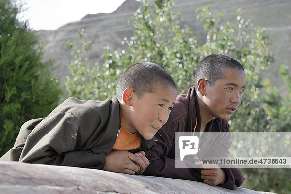 Tibetan monks  Tashilhunpo Monastery  Shigatse  Tibet  China  Asia