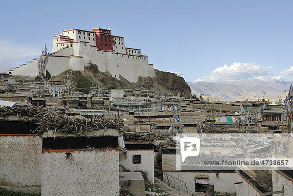 Blick auf die Altstadt und den wiederaufgebauten Dzong von Shigatse  Shigatse  Tibet  China  Asien