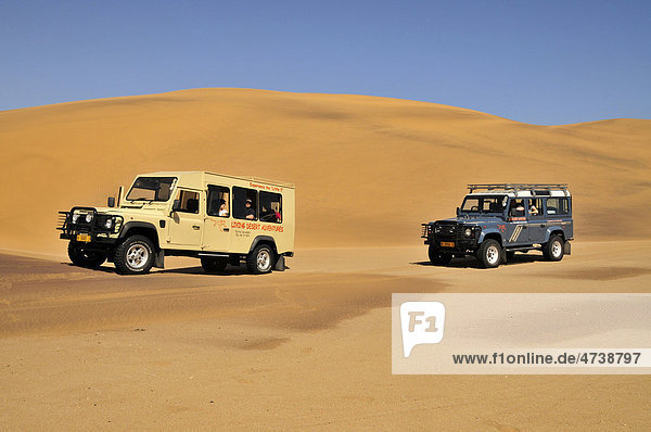Safari-Fahrzeuge in den Dünen bei Swakopmund  Namibia  Afrika