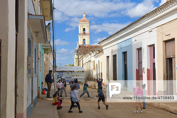Kinder spielen vor der San Juan Bautista oder Parochial Mayor Kirche  Remedios  Santa Clara Provinz  Kuba  Zentralamerika