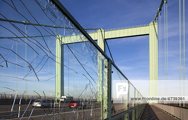 Zerbrochene Schutzwand aus Glas  Fuß- und Radweg auf der Rodenkirchener Autobahnbrücke über den Rhein  Köln-Rodenkirchen  Köln  Nordrhein-Westfalen  Deutschland  Europa