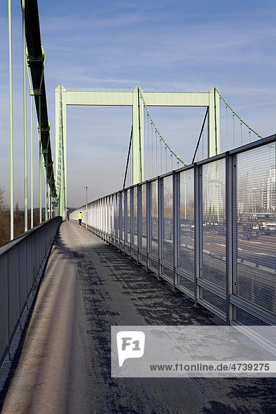 Fuß- und Radweg auf der Rodenkirchener Autobahnbrücke über den Rhein  Köln-Rodenkirchen  Köln  Nordrhein-Westfalen  Deutschland  Europa