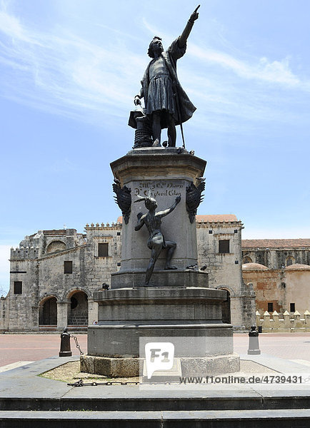 Plaza Colon mit Kolumbusdenkmal und Kathedrale Santa Maria la Menor  älteste Kathedrale der Neuen Welt  1532  Santo Domingo  Dominikanische Republik  Karibik