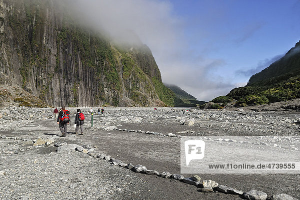 Touristen auf dem Rückweg vom Fox Glacier  Südinsel  Neuseeland