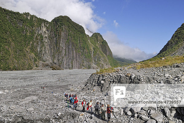 Geführte Touristengruppe auf dem Weg zum Fox Glacier  Südinsel  Neuseeland