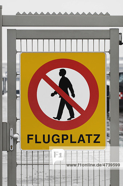 Schild an Gittertür  Flugplatz  Piktogramm  Hier keine Fußgänger