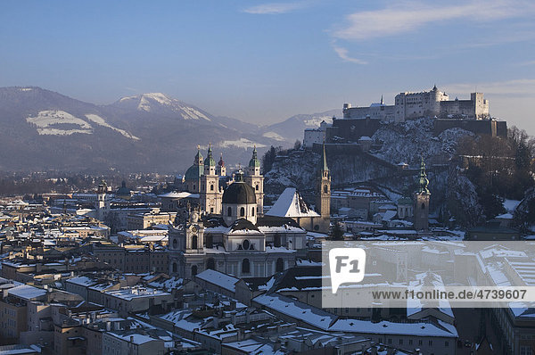 Stimmungsvoller Blick auf die winterliche Altstadt Salzburg  UNESCO Weltkulturerbe  Universität  Dom und Festung  Österreich  Europa