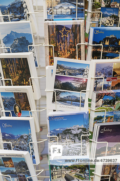 Postkarten bunt gefächert auf einem Verkaufsständer  Salzburg  Österreich  Europa