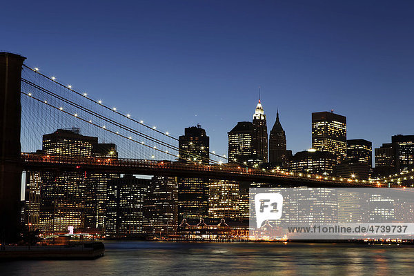 Die Skyline von New York City  aufgenommen von den Brooklyn Heights  New York  USA