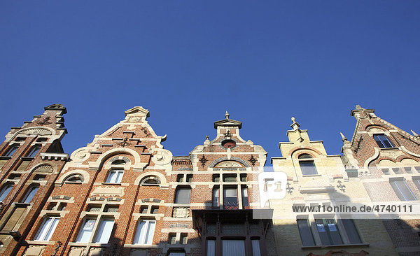 Giebel von Wohnhäusern an der Baudelostraat am Vrijdagmarkt  Gent  Ostflandern  Belgien  Europa
