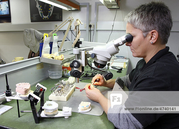 Zahntechnisches Labor  Herstellung von Zahnersatz durch einen Meisterbetrieb  Arbeiten an einer Zahnbrücke unter einem Stereomikroskop