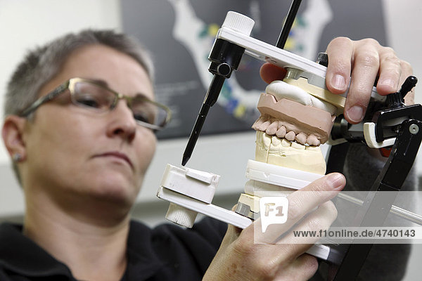 Zahntechnisches Labor  Herstellung von Zahnersatz durch einen Meisterbetrieb  Kontrolle der zahntechnischen Arbeit im Artikulator  Kieferbewegungssimulator