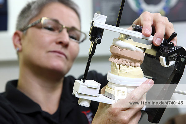 Zahntechnisches Labor  Herstellung von Zahnersatz durch einen Meisterbetrieb  Kontrolle der zahntechnischen Arbeit im Artikulator  Kieferbewegungssimulator