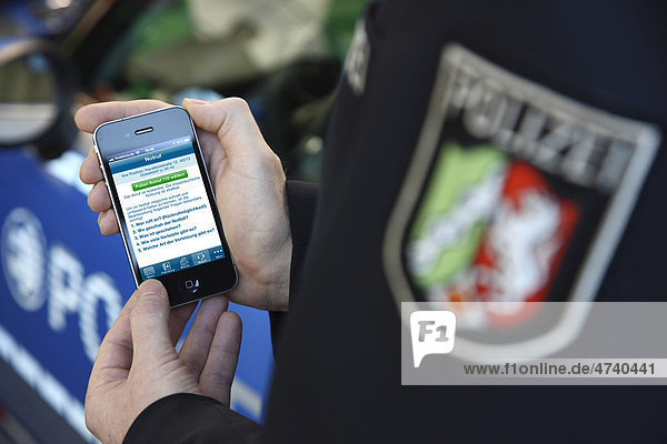 Als erste Behörde hat die Polizei aus Nordrhein-Westfalen eine Polizei App  Applikation  für das iPhone und andere Smartphones  Düsseldorf  Nordrhein-Westfalen  Deutschland  Europa
