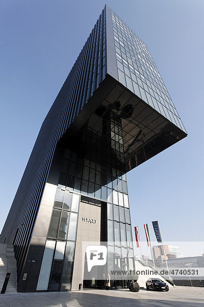 Hotel Hyatt  futuristisches Hochhaus mit Auskragung  Hafenspitze  Medienhafen  Düsseldorf  Nordrhein-Westfalen  Deutschland  Europa