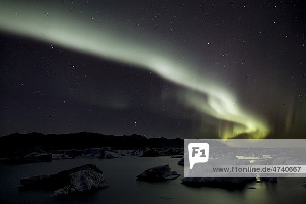 Nordlichter (Aurora borealis) über dem Gletschersee Jökuls·rlÛn  Jökuls·rlÛn  Südisland  Island  Europa