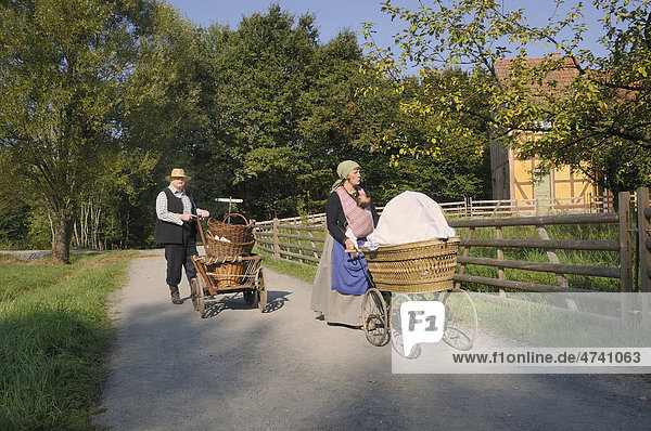 Mann und Frau in der Kleidung der 30er Jahre auf dem Weg zur Pflaumenernte  Europapark bei Neu-Anspach  Hochtaunuskreis  Hessen  Deutschland  Europa