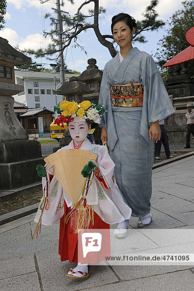 Girl and mother in kimonos  procession to the shrine festival Matsuri  Kintano Tenmango Shrine  Kyoto  Japan  Asia