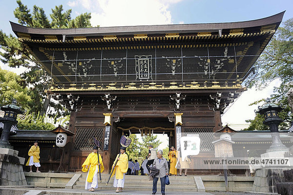 Hölzernes Torhaus und Tempelfest  Matsuri  im Kitano Tenmangu Schrein  Kyoto  Japan  Asien