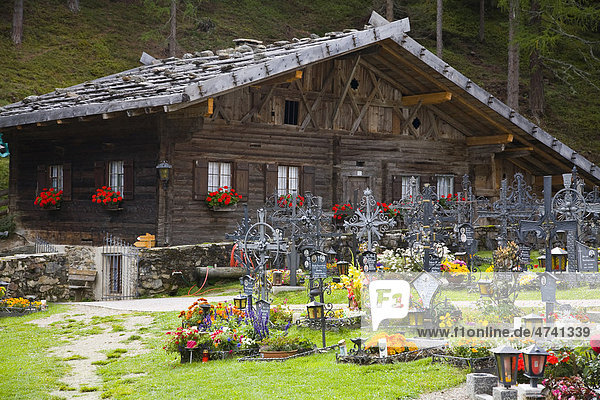 Bauernhof mit Friedhof  Ulten  Südtirol  Italien  Europa