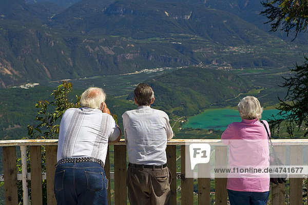 Touristen mit Aussicht auf den Kalterer See  Südtirol  Italien  Europa