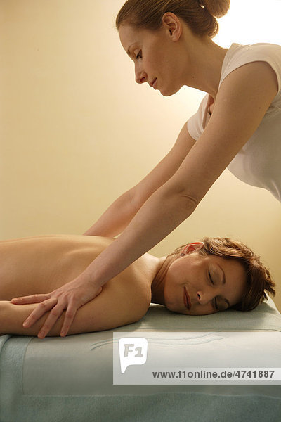Frau  35 Jahre  bekommt Massage