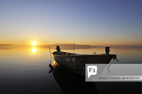 Sonnenuntergang mit Fischerboot am Ufer der Insel Reichenau  Landkreis Konstanz  Baden-Württemberg  Deutschland  Europa