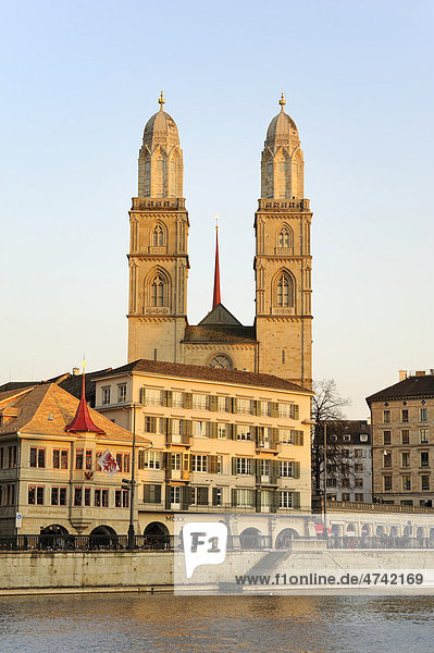 Die Zwillingstürme vom Grossmünster in der Altstadt von Zürich  Kanton Zürich  Schweiz  Europa