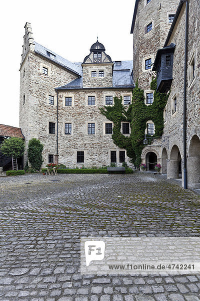 Innenhof der Burg Lauenstein  Ortsteil Lauenstein  Ludwigsstadt  Kreis Kronach  Oberfranken  Bayern  Deutschland  Europa