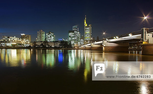 Blick auf die Commerzbank  die Europäische Zentralbank  EZB  die Hessische Landesbank  den Main Tower  Untermainbrücke  Nachtaufnahme  Frankfurt am Main  Hessen  Deutschland  Europa