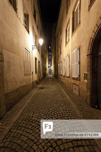 Gasse bei Nacht im Stadtteil La Petite France  Straßburg  Ill  Elsaß  Frankreich  Europa