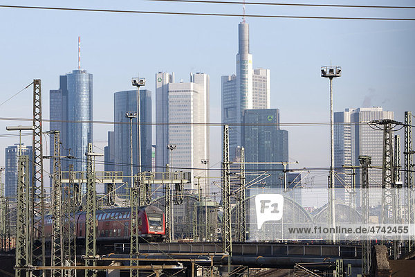 Frankfurt Hauptbahnhof mit einem fahrenden Zug der Deutschen Bundesbahn  hinten die Skyline von Frankfurt  Commerzbank  Deutsche Bank  Hessische Landesbank  EZB  Frankfurt am Main  Hessen  Deutschland  Europa