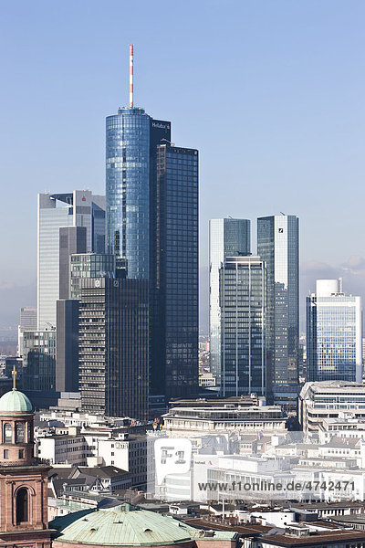 Blick auf Frankfurt mit Skyline  Hessische Landesbank  Deutsche Bank  Skyper  Sparkasse  DZ Bank  Frankfurt am Main  Hessen  Deutschland  Europa