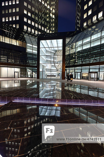 Haupteingang und Portal der renovierten Deutschen Bank  Nachtaufnahme  Frankfurt am Main  Hessen  Deutschland  Europa