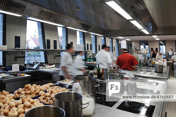 Küche einer Hotelfachschule LycÈe Economique et HÙtelier Joseph Storck  Auszubildende in Bewegungsunschärfe  Rue du Chemin Noir  Guebwiller  Elsass  Frankreich  Europa