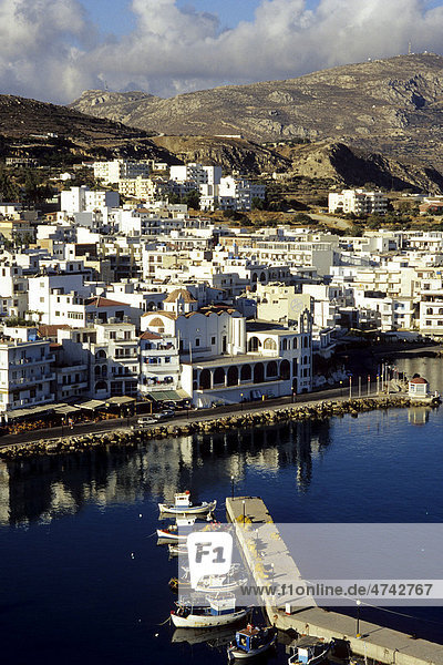 Fischerboote im Hafen  Blick über Karpathos-Stadt  Pigadia  Insel Karpathos  Ägäis  Ägäische Inseln  Dodekanes  Mittelmeer  Griechenland  Europa