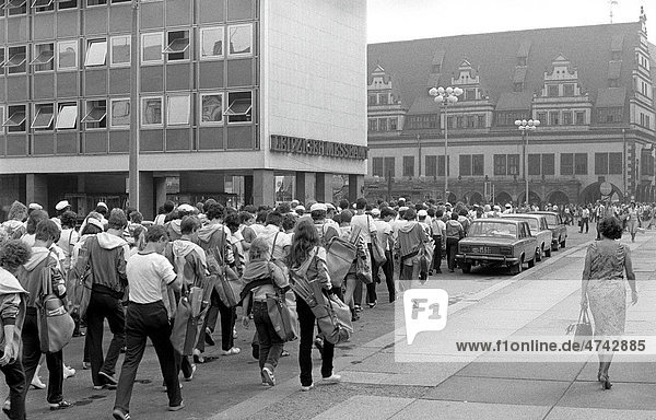 Jugendliche marschieren durch Leipzig  Turn und Sportfest der DDR  Leipzig  DDR  1983