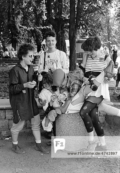 Kostümierte Schüler  Feiern zum Schulabschluss  Leipzig  DDR  ca. 1983