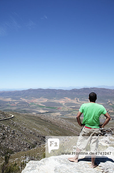 Mann genießt Aussicht auf Swartberg Pass  Westkap  Südafrika  Afrika