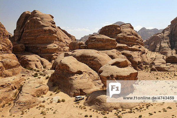 Felsen  Geländewagen  Wüste  Wadi Rum  Haschemitisches Königreich Jordanien  Vorderasien