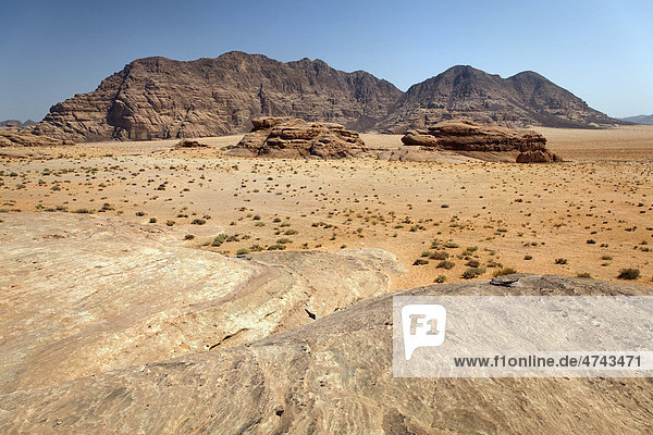 Weite Ebene  Wüste  Berge  Wadi Rum  Haschemitisches Königreich Jordanien  Vorderasien