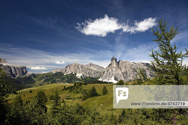Sassongher und Grödnerjoch  Dolomiten  Südtirol  Italien  Europa