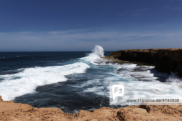 Wellen brechen sich entlang der Küste  Nord-West-Australien  Australien
